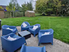 Sitzecke mit Stühlen im Garten der Ferienwohnung Osterholz-Scharmbeck
